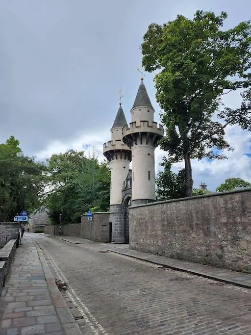 Crown House Two Bedroom Apartment Aberdeen 0*,  Storbritannien